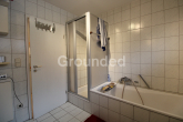 Badezimmer 1.OG - Gepflegte, voll unterkellerte Doppelhaushälfte mit Garten und zwei Balkonen