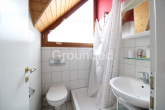 Badezimmer 2.OG - Gepflegte, voll unterkellerte Doppelhaushälfte mit Garten und zwei Balkonen