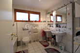 Badezimmer 1.OG (1) - Gepflegte, voll unterkellerte Doppelhaushälfte mit Garten und zwei Balkonen