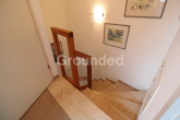 Treppen 2.OG - Gepflegte, voll unterkellerte Doppelhaushälfte mit Garten und zwei Balkonen