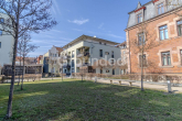 Rückansicht aus Wohnanlage - Moderne Penthousewohnung mit großzügiger, umlaufender Dachterrasse und Tiefgaragen-Stellplatz