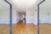 Blick nach innen von der Terrasse - Moderne Penthousewohnung mit großzügiger, umlaufender Dachterrasse und Tiefgaragen-Stellplatz
