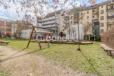 Spielplatz der Wohnanlage - Moderne Penthousewohnung mit großzügiger, umlaufender Dachterrasse und Tiefgaragen-Stellplatz