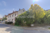 Straßenansicht - Gepflegtes, teilvermietetes Zweifamilienhaus in ruhiger Lage von Hallstadt