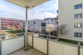 Balkon einer Vergleichswohnung aus der darüber liegenden Etage - Moderne 3-Zimmer-Erdgeschosswohnung mit Balkon und TG-Stellplatz – vermietet