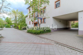 Zugang zur Wohnanlage - Renovierungsbedürftige 2-Zimmer-Wohnung mit Wintergarten – zzgl. Außenstellplatz
