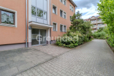 Gebäudeeingang - Renovierungsbedürftige 2-Zimmer-Wohnung mit Wintergarten – zzgl. Außenstellplatz