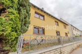 Straßenansicht - Charmantes Dreifamilienhaus mit modernster Technik, PV-Anlage und attraktiven Außenbereichen