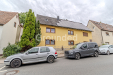 Straßenansicht - Charmantes Dreifamilienhaus mit modernster Technik, PV-Anlage und attraktiven Außenbereichen