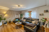 OG Wohnzimmer - Charmantes Dreifamilienhaus mit modernster Technik, PV-Anlage und attraktiven Außenbereichen