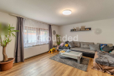 EG Wohnzimmer - Charmantes Dreifamilienhaus mit modernster Technik, PV-Anlage und attraktiven Außenbereichen