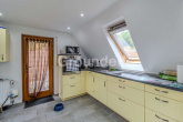 DG Küche - Charmantes Dreifamilienhaus mit modernster Technik, PV-Anlage und attraktiven Außenbereichen