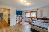 OG Zimmer - Charmantes Dreifamilienhaus mit modernster Technik, PV-Anlage und attraktiven Außenbereichen