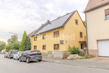 Charmantes Dreifamilienhaus mit modernster Technik, PV-Anlage und attraktiven Außenbereichen, 90574 Roßtal, Mehrfamilienhaus