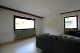 Wohnzimmer 1.OG - Geräumiges, unterkellertes Zweifamilienhaus in Hirschbach