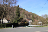Vor dem Haus - Geräumiges, unterkellertes Zweifamilienhaus in Hirschbach