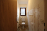 WC 1.OG - Geräumiges, unterkellertes Zweifamilienhaus in Hirschbach