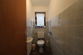 WC 2.OG - Geräumiges, unterkellertes Zweifamilienhaus in Hirschbach
