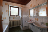 Badezimmer 1.OG - Geräumiges, unterkellertes Zweifamilienhaus in Hirschbach