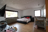 Wohnzimmer 2.OG - Geräumiges, unterkellertes Zweifamilienhaus in Hirschbach