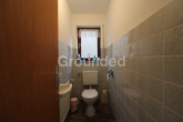 WC 2.OG - Geräumiges, unterkellertes Zweifamilienhaus in Hirschbach