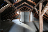 Dachgeschoss - Geräumiges, unterkellertes Zweifamilienhaus in Hirschbach