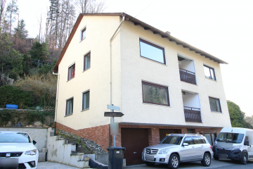 Geräumiges, unterkellertes Zweifamilienhaus in Hirschbach, 92275 Hirschbach, Mehrfamilienhaus