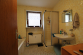 Badezimmer 2.OG - Geräumiges, unterkellertes Zweifamilienhaus in Hirschbach