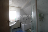 Badezimmer 1.OG - Renovierungsbedürftiges Einfamilienhaus mit Potenzial und weitläufigem Garten