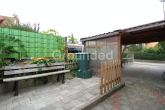 Carport Rückseite - Charmante, voll unterkellerte Doppelhaushälfte mit Garten in Roth