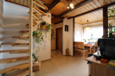 Treppe zum Spitzboden - Gemütliche 3-Zimmer-Wohnung mit Stellplatz und Loggia