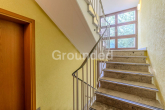 Treppenhaus - Renovierungsbedürftige 3-Zimmer-Wohnung mit Terrasse – zzgl. Garage & Außenstellplatz