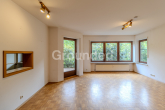 Wohnzimmer - Renovierungsbedürftige 3-Zimmer-Wohnung mit Terrasse – zzgl. Garage & Außenstellplatz