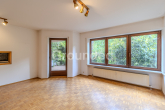 Wohnzimmer - Renovierungsbedürftige 3-Zimmer-Wohnung mit Terrasse – zzgl. Garage & Außenstellplatz