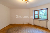 Schlafzimmer - Renovierungsbedürftige 3-Zimmer-Wohnung mit Terrasse – zzgl. Garage & Außenstellplatz