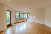 Wohnzimmer - Renovierungsbedürftige 3-Zimmer-Wohnung mit Terrasse – zzgl. Garage & Außenstellplatz