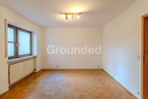 Schlafzimmer - Renovierungsbedürftige 3-Zimmer-Wohnung mit Terrasse – zzgl. Garage & Außenstellplatz