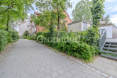 Zugang Wohnanlage vom Parkdeck aus - Renovierungsbedürftige 3-Zimmer-Wohnung mit Terrasse – zzgl. Garage & Außenstellplatz
