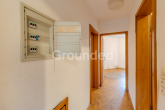 Flur und Elektrik - Renovierungsbedürftige 3-Zimmer-Wohnung mit Terrasse – zzgl. Garage & Außenstellplatz