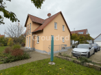 Gepflegtes Einfamilienhaus mit Wärmepumpe und ausgiebigem Garten in Pommersfelden - Seitenansicht