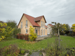 Gepflegtes Einfamilienhaus mit Wärmepumpe und ausgiebigem Garten in Pommersfelden - Außenansicht