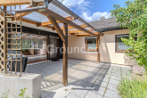 Terrasse - Großzügiges Einfamilienhaus mit Einliegerwohnung, Garten und Terrasse in Roßtal
