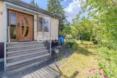 Gebäudeeingang und Garten - Großzügiges Einfamilienhaus mit Einliegerwohnung, Garten und Terrasse in Roßtal