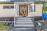 Gebäudeeingang - Großzügiges Einfamilienhaus mit Einliegerwohnung, Garten und Terrasse in Roßtal