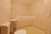 Badezimmer (1) - Praktische 2-Zimmer-Wohnung zur eigenen Verwirklichung mit Tiefgaragen-Stellplatz