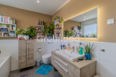 Badezimmer OG (2) - Neuwertiges, energieeffizientes Einfamilienhaus mit Garten und Garage in Oberaurach