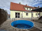 Charmantes, unterkellertes Einfamilienhaus mit eingelassenem Pool in Roßtal - Rückansicht