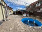 Charmantes, unterkellertes Einfamilienhaus mit eingelassenem Pool in Roßtal - Rückansicht
