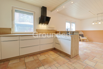 Charmantes, unterkellertes Einfamilienhaus mit eingelassenem Pool in Roßtal, 90574 Roßtal, Einfamilienhaus