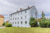 Rückansicht - Gepflegtes 8-Parteien-Haus mit PV-Anlage und großem Grundstück im Umland von Regensburg